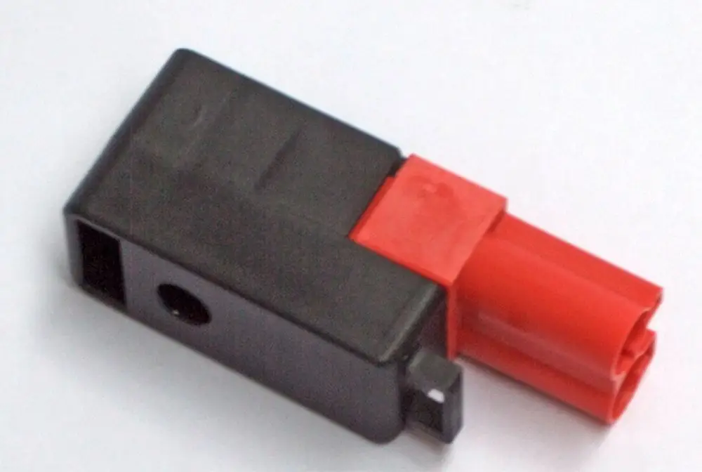 Schwarze Anschlussbuchse mit rotem Stecker, geeignet für DAIKIN-Systeme, zur Verbindung von Kollektorfühlern oder ähnlichen Anwendungen.